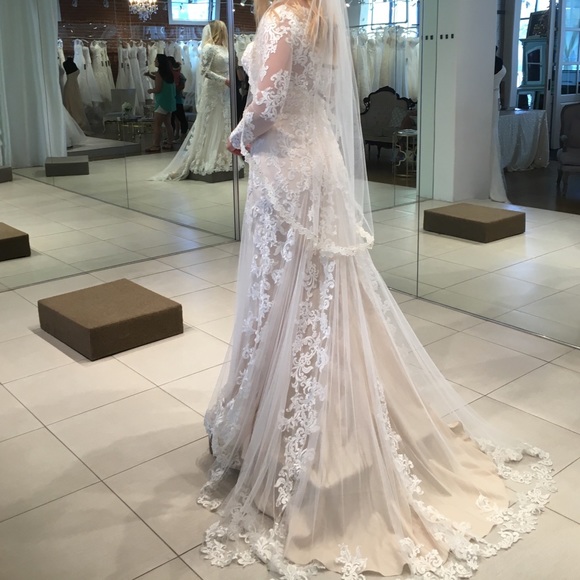 Gorgeous NEVER WORN Wedding dress, and veil - Picture 2 of 4
